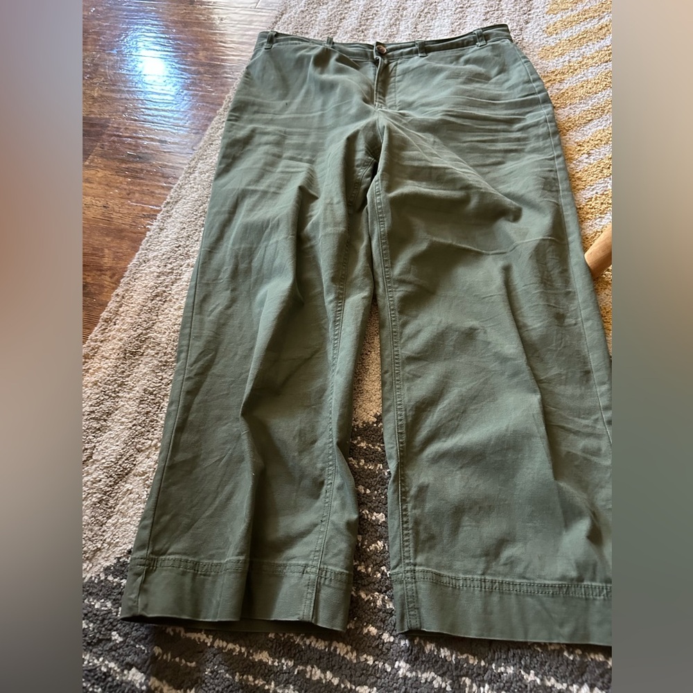 Wide leg pants.
